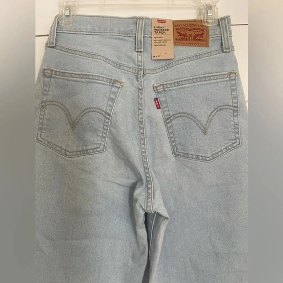 NEW! Levi's High Waisted Taper Women's Jeans Light wash Blue  Size W26L27 - Picture 9 of 10